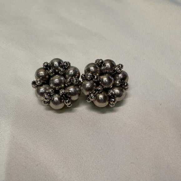 Vintage Silver Ball Cluster Clip Earrings Retro Textured Beads 60s Statement - Picture 2 of 5